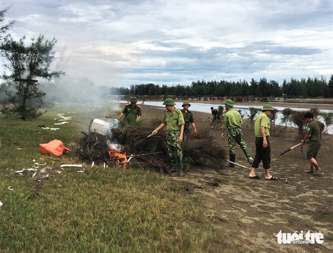 Xử lý nạn săn bắt, bảo vệ đàn chim trời mùa di cư - Ảnh 2. Các dụng cụ dùng bắt chim trời bị phát hiện đều được lực lượng chức năng tiêu hủy - Ảnh: L.M.