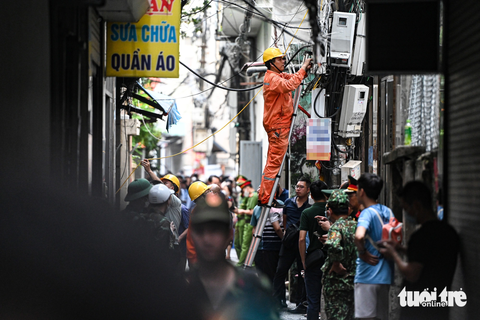 Khoảng sân thượng cứu nạn - Ảnh 11. Hơn 10h ngày 13-9, một số hộ dân quanh khu vực đã được khôi phục điện để sử dụng - Ảnh: HỒNG QUANG