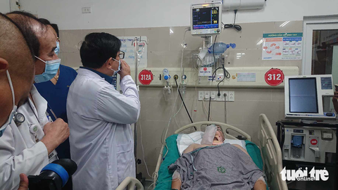 Cháy chung cư mini ở Hà Nội: cứu hộ 70 người, 54 người đi cấp cứu, có người tử vong - Ảnh 4. Ông Lương Ngọc Khuê thăm hỏi nạn nhân trong vụ cháy - Ảnh: DƯƠNG LIỄU