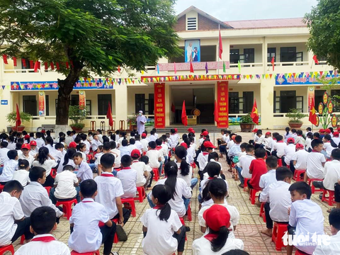 Một huyện ở Hà Tĩnh có hàng ngàn học sinh nghỉ học vì đau mắt đỏ - Ảnh 1. Một trường tiểu học ở Hà Tĩnh tổ chức tuyên truyền về cách phòng tránh bệnh đau mắt đỏ cho học sinh vào sáng 13-9 - Ảnh: Q.T.