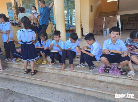 Phụ huynh không cho con học trường mới, bí thư huyện gửi tâm thư xin lỗi học sinh - Ảnh 2. Các học sinh được ba mẹ đưa đến chờ đợi ở điểm trường cũ ở thôn Nam Yên - Ảnh: Phụ huynh cung cấp