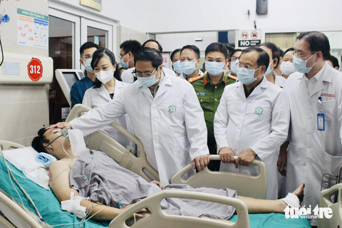 Thủ tướng thị sát hiện trường vụ cháy đặc biệt nghiêm trọng tại chung cư mini ở Hà Nội - Ảnh 3. Thủ tướng thăm hỏi nạn nhân vụ cháy tại Bệnh viện Bạch Mai - Ảnh: DƯƠNG LIỄU
