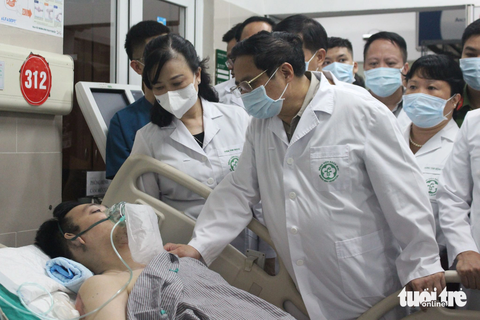 Thủ tướng thị sát hiện trường vụ cháy đặc biệt nghiêm trọng tại chung cư mini ở Hà Nội - Ảnh 5. Thủ tướng thăm hỏi nạn nhân - Ảnh: DƯƠNG LIỄU