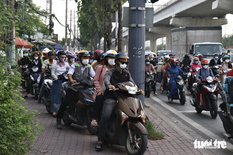 'Bất an' dân đi ngược chiều thành đoàn khu vực cầu Rạch Chiếc - Ảnh 4. Không ít xe leo lên lề chiếm hẳn lối đi của người đi bộ - Ảnh: TIẾN QUỐC