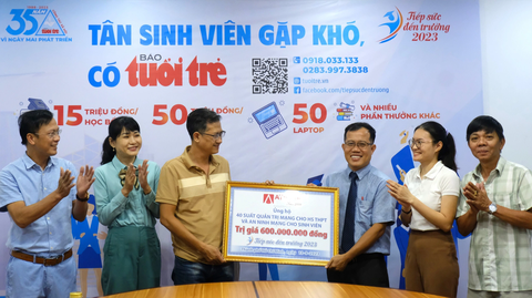 Athena tặng 40 suất học quản trị mạng, an ninh mạng cho Tiếp sức đến trường - Ảnh 1. Đại diện Trung tâm đào tạo quản trị và an ninh mạng Athena đã đến báo Tuổi Trẻ trao 40 suất học an ninh mạng, quản trị mạng cho chương trình Tiếp sức đến trường - Ảnh: VŨ THỦY
