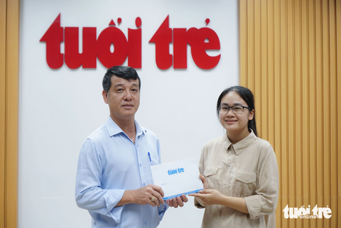 Nhà báo Nguyễn Đức Bình - Phó trưởng đại diện Văn phòng Báo Tuổi Trẻ tại Hà Nội - trao suất "học bổng sớm" cho tân sinh viên Trường Đại học Ngoại Thương Lê Nguyễn Hải Nguyên - Ảnh: NGUYỄN HIỀN Nhà báo Nguyễn Đức Bình - phó trưởng văn phòng đại diện báo Tuổi Trẻ tại Hà Nội - trao suất "học bổng sớm" cho tân sinh viên Trường đại học Ngoại thương Lê Thị Hải Nguyên - Ảnh: NGUYỄN HIỀN