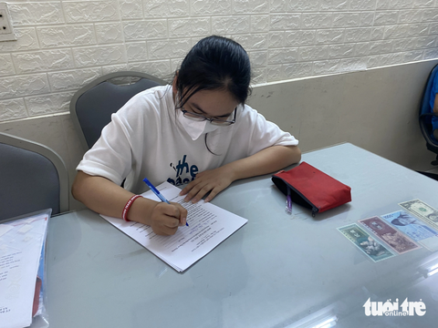 Hải Nguyên làm thủ tục đăng ký ở ký túc xá Trường Đại học Ngoại Thương - Ảnh: HÀ THANH Hải Nguyên làm thủ tục đăng ký ở ký túc xá Trường đại học Ngoại thương - Ảnh: HÀ THANH