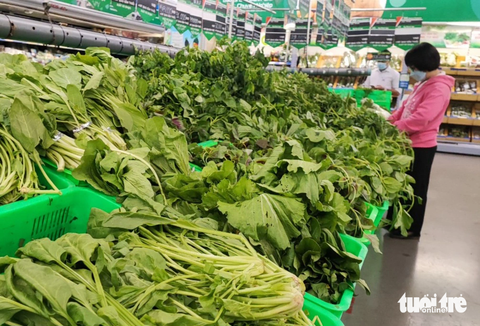Chủ tịch Phan Văn Mãi: Đất nông nghiệp còn cả nhà ở... sao xây dựng hạ tầng đồng bộ?- Ảnh 1. Rau củ sản xuất tại TP.HCM đã được đưa trực tiếp vào nhiều hệ thống siêu thị - Ảnh: N.TRÍ