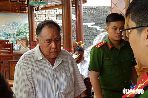 Cựu giám đốc Sở Tài chính Phú Yên Đỗ Duy Vinh nghe tống đạt các quyết định tố tụng - Ảnh: DUY THANH Cựu giám đốc Sở Tài chính Phú Yên Đỗ Duy Vinh nghe tống đạt các quyết định tố tụng - Ảnh: DUY THANH