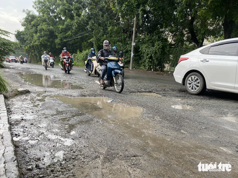 TP.HCM: Đường hư hỏng, sinh viên ‘thót tim’ mỗi lần đi đường vào ĐHQG - Ảnh 1. Người đi đường, sinh viên thót tim mỗi lần qua đoạn đường chính vào Đại học Quốc gia TP.HCM - Ảnh: NGỌC NHI