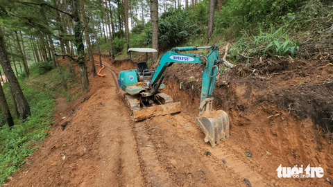 Mở đường không phép vào Khu du lịch quốc gia hồ Tuyền Lâm - Ảnh 1. Xe máy xúc vẫn còn ở hiện trường vụ mở đường trái phép trong khu du lịch quốc gia hồ Tuyền Lâm - Ảnh: M.V