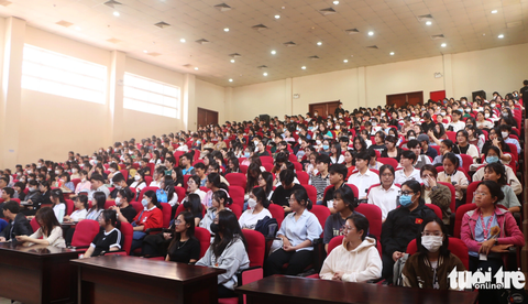 Nhắc vở 'Thái hậu Dương Vân Nga' để 'hun đúc' tình yêu cải lương cho sinh viên - Ảnh 3. Ghế ngồi của hội trường chiều 13-9 gần như kín sinh viên - Ảnh: THÁI THÁI