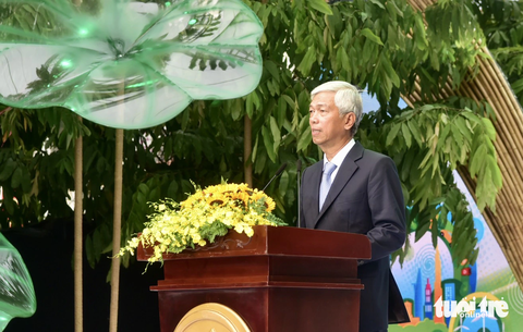 Người dân TPHCM thích thú trải nghiệm sản phẩm xanh - Ảnh 1. Ông Võ Văn Hoan - phó chủ tịch UBND TP.HCM - phát biểu khai mạc triển lãm "sản phẩm, dịch vụ tăng trưởng xanh" - Ảnh: T.T.D