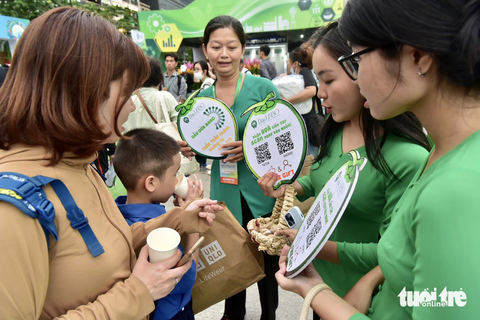 Người dân TPHCM thích thú trải nghiệm sản phẩm xanh - Ảnh 6. Sản phẩm xanh của dầu dừa Nano tại triển lãm hút khách - Ảnh: T.T.D.
