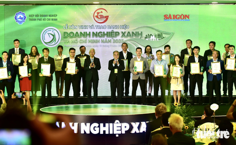 TP.HCM lần đầu vinh danh 90 doanh nghiệp xanh - Ảnh 1. Phó chủ tịch UBND TP.HCM Võ Văn Hoan và ông Nguyễn Ngọc Hòa, chủ tịch HUBA, trao danh hiệu cho các doanh nghiệp - Ảnh: T.T.D