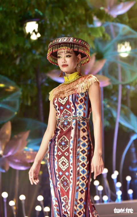 Á hậu Bùi Khánh Linh trong trang phục thổ cẩm - Ảnh: T.T.D. Á hậu Bùi Khánh Linh trong trang phục thổ cẩm - Ảnh: T.T.D.