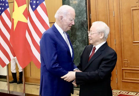 Tổng bí thư Nguyễn Phú Trọng bắt tay Tổng thống Mỹ Joe Biden trước khi hai nhà lãnh đạo bước vào hội đàm tại Văn phòng Trung ương Đảng - Ảnh: TTXVN Tổng bí thư Nguyễn Phú Trọng bắt tay Tổng thống Mỹ Joe Biden trước khi hai nhà lãnh đạo bước vào hội đàm tại Văn phòng Trung ương Đảng - Ảnh: TTXVN