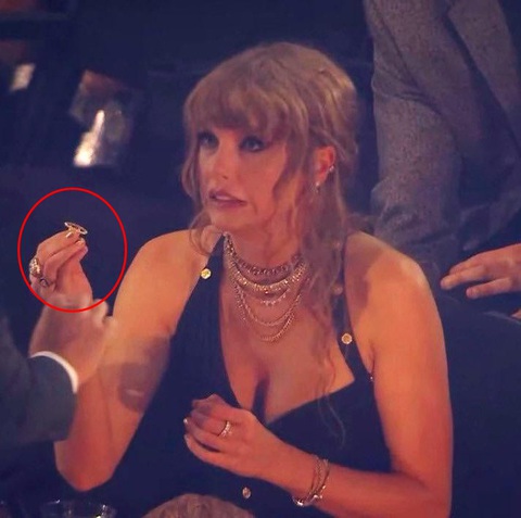 Taylor Swift 'bay' gần 300 triệu đồng khi dự VMAs 2023 - Ảnh 4. Biểu cảm hài hước của "rắn chúa" khiến netizen phấn khích.