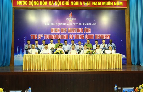 Ông Mai Tuấn Đạt - Phó Tổng Giám đốc BSR (ngồi, hàng giữa) và đại diện lãnh đạo các gói thầu ký Thỏa thuận thi đua thực hiện BDTT lần 5 NMLD Dung Quất Ông Mai Tuấn Đạt - Phó tổng giám đốc BSR (ngồi, hàng giữa) và đại diện lãnh đạo các gói thầu ký Thỏa thuận thi đua thực hiện bảo dưỡng tổng thể lần 5 Nhà máy lọc dầu Dung Quất