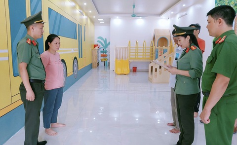 Tạm giam bị can làm giả hồ sơ tổ chức cho người nước ngoài ở lại Việt Nam trái phép - Ảnh 1. Cơ quan an ninh điều tra Công an tỉnh Thanh Hóa thi hành lệnh bắt tạm giam đối với Lê Thị Hồng Vân (áo màu hồng) - Ảnh công an cung cấp