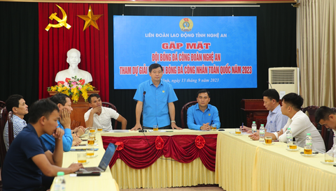 Công đoàn Nghệ An ra mắt đội bóng dự giải bóng đá công nhân toàn quốc - Ảnh 1. Ông Kha Văn Tám - chủ tịch Liên đoàn Lao động tỉnh Nghệ An - đánh giá giải bóng đá dành cho công nhân toàn quốc được tổ chức lần đầu có quy mô lớn - Ảnh: DOÃN HÒA
