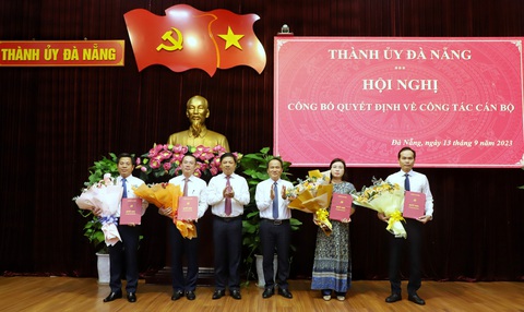 Đà Nẵng luân chuyển nhiều cán bộ, có chức danh Chủ tịch Liên đoàn Lao động - Ảnh 1. Ông Lương Nguyễn Minh Triết, phó bí thư Thường trực Thành ủy Đà Nẵng (thứ 3 từ trái sang), chúc mừng các cán bộ được điều động, luân chuyển - Ảnh: H.THANH
