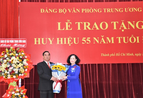Trao huy hiệu 55 tuổi Đảng cho nguyên Thường trực Ban Bí thư Lê Hồng Anh - Ảnh 1. Huy hiệu 55 năm tuổi Đảng trao tặng hôm nay thể hiện sự ghi nhận, khẳng định, đánh giá cao của Đảng về quá trình cống hiến, đóng góp của Đại tướng Lê Hồng Anh - Ảnh: S.H.