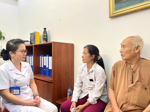 ThS.Phạm Thị Đào, trưởng Đơn vị Tư vấn và Điều phối Ghép tạng, Bệnh viện Hữu nghị Việt Đức lắng nghe những tâm tư của chị H. và gia đình - Ảnh: BVCC ThS Phạm Thị Đào, trưởng Đơn vị tư vấn và điều phối ghép tạng Bệnh viện Hữu nghị Việt Đức, lắng nghe những tâm tư của chị H. và gia đình - Ảnh: BVCC