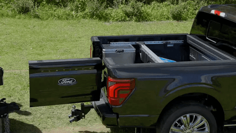 Ford F-150 facelift ra mắt với cửa hậu siêu tiện lợi - Ảnh 1. Cửa hậu Ford F-150 giờ vừa có khả năng mở lên xuống vừa mở được sang ngang - Ảnh cắt từ video, nguồn: Ford
