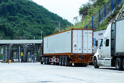 Xe container xếp hàng trước khi xuất khẩu sang Trung Quốc tại khu vực cửa khẩu Tân Thanh, Lạng Sơn - Ảnh: HÀ QUÂN Xe container xếp hàng trước khi xuất khẩu sang Trung Quốc tại khu vực cửa khẩu Tân Thanh, Lạng Sơn - Ảnh: HÀ QUÂN