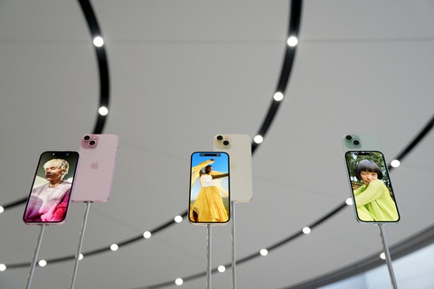 Dòng iPhone mới nhất của Apple, iPhone 15 và iPhone 15 Plus, trưng bày tại trụ sở công ty ở Cupertino, bang California, Mỹ, ngày 12-9 - Ảnh: REUTERS Dòng iPhone mới nhất của Apple, iPhone 15 và iPhone 15 Plus, trưng bày tại trụ sở công ty ở Cupertino, bang California, Mỹ, ngày 12-9 - Ảnh: REUTERS