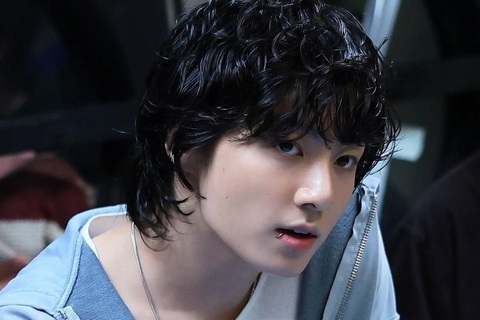 Jung Kook là nghệ sĩ solo K-pop đầu tiên đoạt giải tại một hạng mục ngoài K-pop tại VMAs - Ảnh: Big Hit Jungkook là nghệ sĩ solo K-pop đầu tiên đoạt giải tại một hạng mục ngoài K-pop tại VMAs - Ảnh: Big Hit