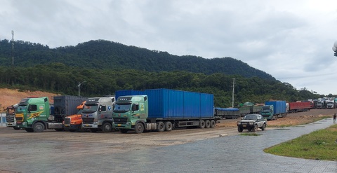 Gỡ nút thắt hạ tầng để ‘mở’ cửa khẩu quốc tế La Lay - Ảnh 1. Đầu tháng 9, tuy là mùa mưa phía Lào, việc khai thác than bị hạn chế nhưng mỗi ngày vẫn có hơn trăm xe đầu kéo thông quan qua cửa khẩu La Lay - Ảnh: Q.NAM