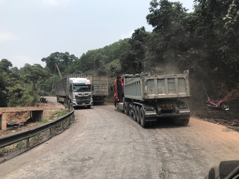 Gỡ nút thắt hạ tầng để ‘mở’ cửa khẩu quốc tế La Lay - Ảnh 3. Không chỉ hạ tầng cửa khẩu, mà cả hạ tầng đoạn đường nối từ cửa khẩu ra đường Hồ Chí Minh quá nhỏ hẹp và nhiều khúc cua cũng là một nguyên nhân gây ra tình trạng ùn ứ thường xuyên ở cửa khẩu La Lay - Ảnh: H.TÁO