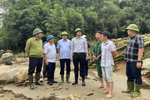 Lũ quét ở Sa Pa, 2 người chết, 6 người mất tích - Ảnh 3. Chủ tịch UBND tỉnh Lào Cai (thứ 4 từ trái qua) chỉ đạo khắc phục hậu quả lũ quét ở xã Liên Minh - Ảnh: Cổng TTĐT tỉnh Lào Cai