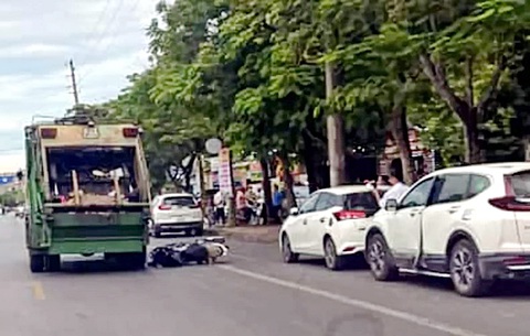 Biết đâu chừng, cửa xe ô tô thình lình bật ra! - Ảnh 1. Hiện trường vụ tai nạn do tài xế ô tô mở cửa bất ngờ khiến thai phụ ngã ra đường thiệt mạng tại Nghệ An ngày 11-9 - Ảnh: N.THẮNG