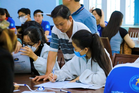 Trường đại học Văn Hiến tuyển gần gấp đôi chỉ tiêu? - Ảnh 1. Thí sinh làm thủ tục nhập học tại Trường đại học Văn Hiến - Ảnh: VHU