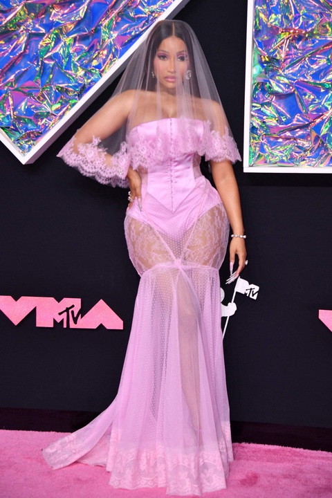 Doja Cat gây sốc với chiếc váy mạng nhện rách tả tơi - Ảnh 9. Nicki Minaj hóa cô dâu với sắc hồng lãng mạn