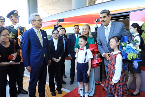 Tổng thống Venezuela Nicolas Maduro và phu nhân Cilia Flores được chào đón sau khi tới Bắc Kinh, Trung Quốc, ngày 12-9 - Ảnh: REUTERS Tổng thống Venezuela Nicolas Maduro và phu nhân Cilia Flores được chào đón sau khi tới Bắc Kinh, Trung Quốc, ngày 12-9 - Ảnh: REUTERS