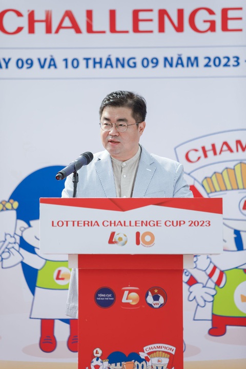Chính thức khởi tranh giải bóng đá thiếu nhi toàn quốc - Lotteria Challenge Cup 2023 - Ảnh 3. Ông Choi Keeyeoul - tổng giám đốc Lotteria Việt Nam - phát biểu tại buổi khai mạc