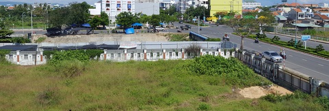 Lô đất A2 đường Hùng Vương trước khi được UBND tỉnh Phú Yên cho phép Công ty CP PYMEPHARCO chuyển nhượng cho một chi nhánh ngân hàng - Ảnh: DUY THANH Lô đất A2 đường Hùng Vương trước khi được UBND tỉnh Phú Yên cho phép Công ty CP PYMEPHARCO chuyển nhượng cho một chi nhánh ngân hàng - Ảnh: DUY THANH