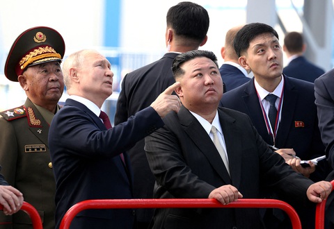 'Ngoại giao đường sắt' của ông Kim Jong Un - Ảnh 1. Tổng thống Nga Vladimir Putin và nhà lãnh đạo Triều Tiên Kim Jong Un thăm sân bay vũ trụ Vostochny ởvùng Viễn Đông của Nga vào ngày 13-9 - Ảnh: SPUTNIK/REUTERS