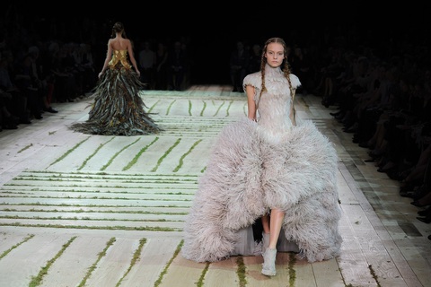 Một thiết kế của Sarah Burton cho Alexander McQueen - Ảnh: New York Times Một thiết kế của Sarah Burton cho Alexander McQueen - Ảnh: New York Times