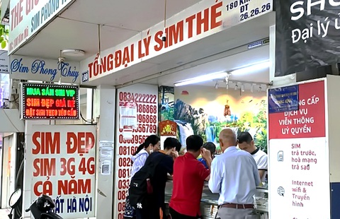 Đại lý SIM thẻ trên đường Kim Mã (Hà Nội) vẫn tất bật đón khách mua SIM (ảnh chụp trưa 12-9) - Ảnh: NGUYÊN BẢO Đại lý SIM thẻ trên đường Kim Mã (Hà Nội) vẫn tất bật đón khách mua SIM (ảnh chụp trưa 12-9) - Ảnh: NGUYÊN BẢO