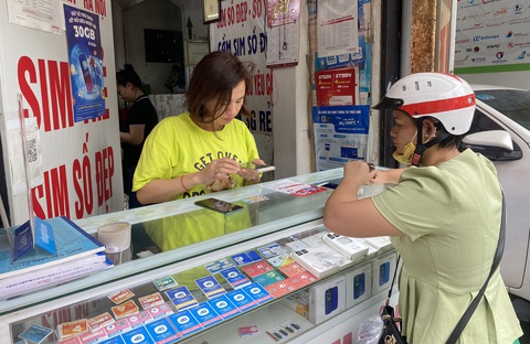 Một đại lý trên đường Kim Mã, Hà Nội cho biết đến trưa 12-9, đại lý này còn tồn khoảng 1.000 SIM cũ chưa kích hoạt - Ảnh: NGUYÊN BẢO Một đại lý trên đường Kim Mã, Hà Nội cho biết đến trưa 12-9, đại lý này còn tồn khoảng 1.000 SIM cũ chưa kích hoạt - Ảnh: NGUYÊN BẢO