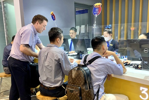 Khách hàng đến liên hệ đăng ký SIM tại một cửa hàng ở TP.HCM chiều 12-9 - Ảnh: T.T.D. Khách hàng đến liên hệ đăng ký SIM tại một cửa hàng ở TP.HCM chiều 12-9 - Ảnh: T.T.D.