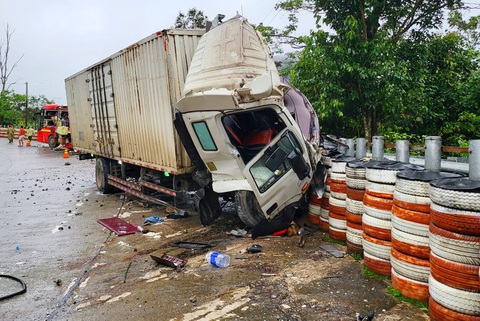 Va chạm xe tải và xe khách trên đèo Lò Xo, 5 người thương vong - Ảnh 2. Chiếc xe tải bị hư hỏng nặng phần đầu - Ảnh: Công an cung cấp