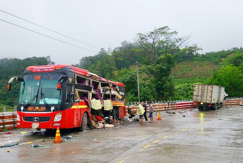 Va chạm xe tải và xe khách trên đèo Lò Xo, 5 người thương vong - Ảnh 1. Hiện trường vụ tai nạn giao thông trên đèo Lò Xo sáng 13-9 - Ảnh: Công an cung cấp