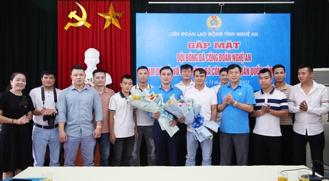 Công đoàn Nghệ An ra mắt đội bóng dự giải bóng đá công nhân toàn quốc - Ảnh 2. Lãnh đạo Liên đoàn Lao động tỉnh Nghệ An tặng hoa chúc mừng đội bóng tham dự Giải bóng đá công nhân toàn quốc chiều 13-9 - Ảnh: DOÃN HÒA