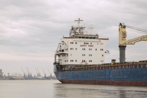 Tàu chở hàng Algrace của Panama neo đậu trên sông Danube, gần cảng Izmail. Cơ sở hạ tầng cảng trên sông Danube rấtr quan trọng đối với xuất khẩu ngũ cốc của Ukraine - Ảnh: AFP Tàu chở hàng Algrace của Panama neo đậu trên sông Danube, gần cảng Izmail. Cơ sở hạ tầng cảng trên sông Danube rất quan trọng đối với xuất khẩu ngũ cốc của Ukraine - Ảnh: AFP